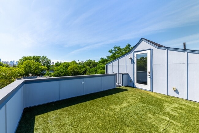 Building Photo - 2014 E 9th St