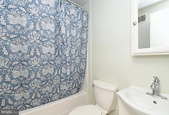 Building Photo - 1554 N Lawrence St