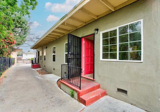 Building Photo - Newly Updated Oakland 3-Bed: Off-Street Pa...