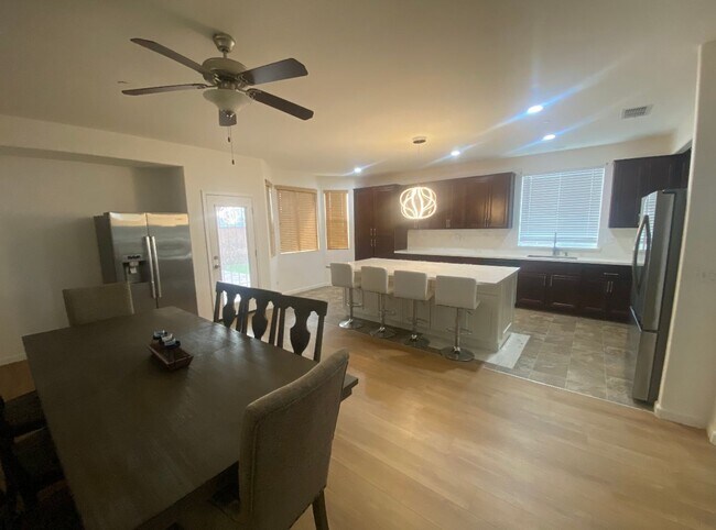 Building Photo - Elegant 5-Bedroom, 3.5-Bathroom Home