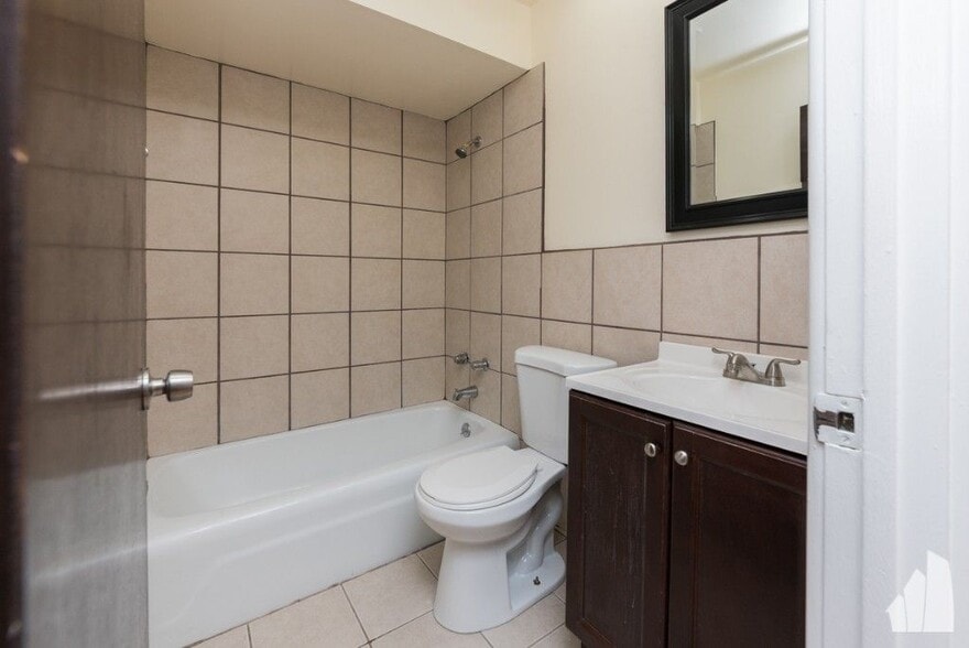 Building Photo - 5820 N Sheridan Rd