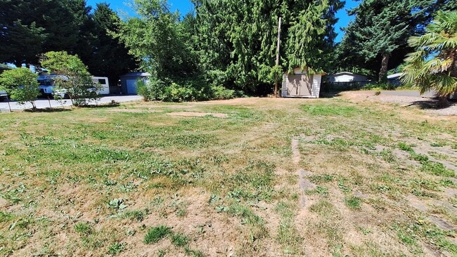 Building Photo - Brand new paint & move in ready 3 bed 1 ba...