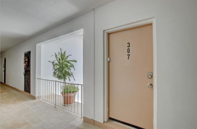 Building Photo - 3040 NE 16th Ave