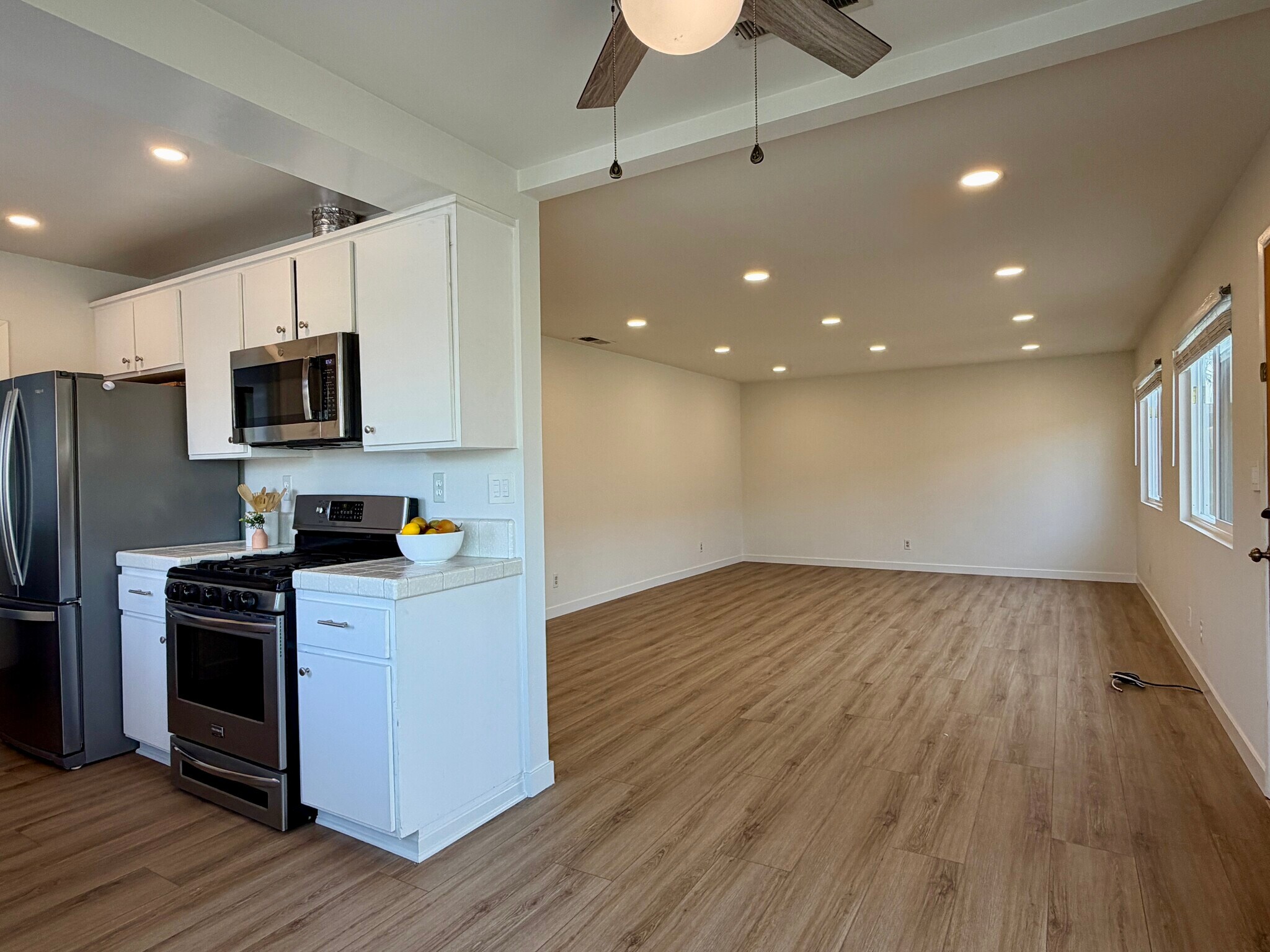 Building Photo - 1114 W 163rd St