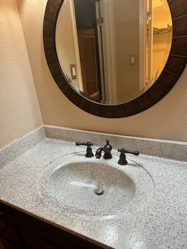 Building Photo - Great location off Blanco near Wurzbach and West Ave | 2 Bedroom | 2 Bath | Top Floor