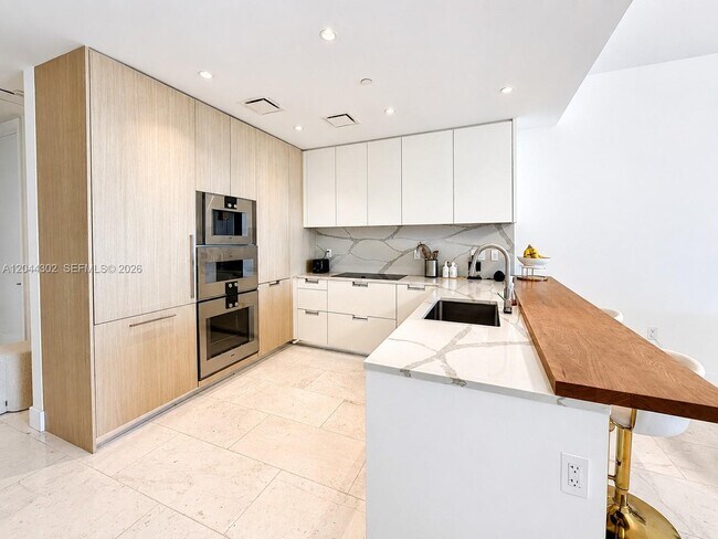 Building Photo - 15701 Collins Ave