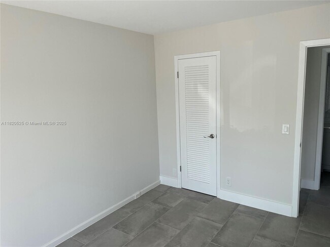 Building Photo - 136 Brighton D