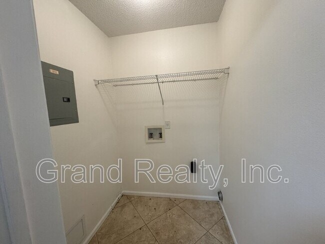 Building Photo - 1015 Peakview Dr
