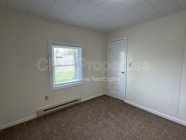 Building Photo - 823 N Western Ave