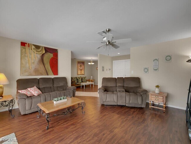 Building Photo - 908 SE 35th Terrace