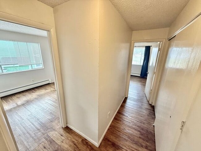 Building Photo - 5 Month lease special, $100/mo off! Priced at $1348 after discount. 2 Bed, 1 Bath Apartment. RENT...