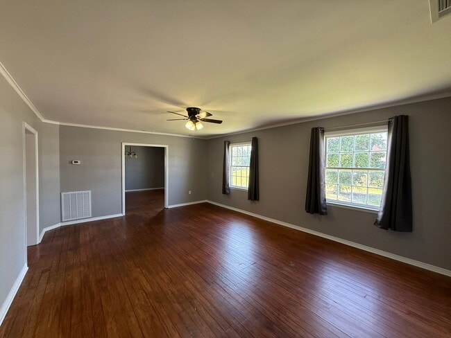 Building Photo - 18 N Zetterower Ave