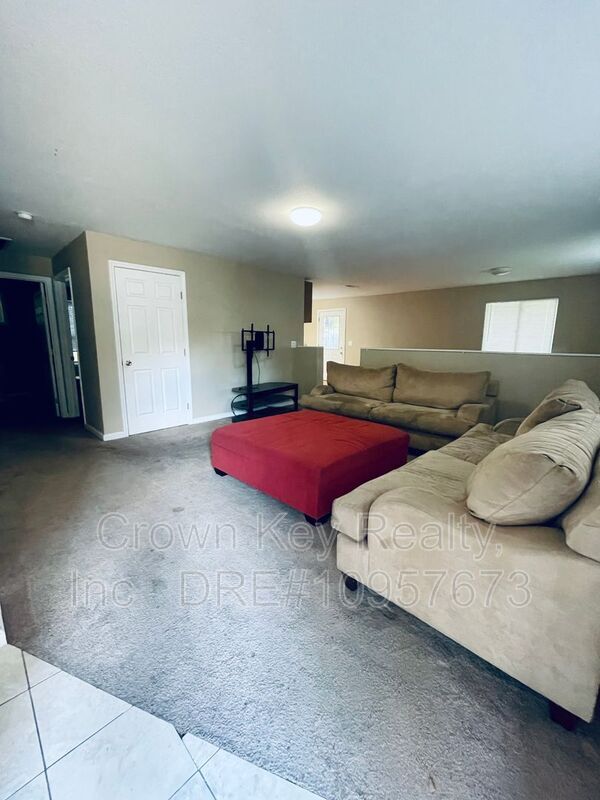 Building Photo - 87 E 7th St