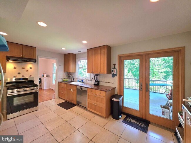 Building Photo - 10930 Howland Dr
