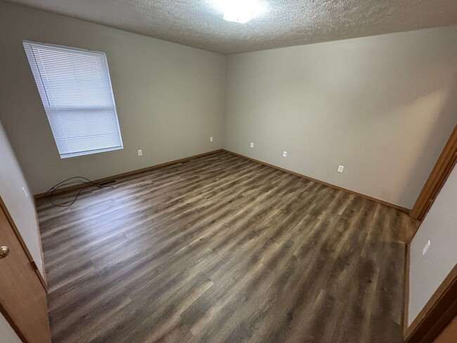 Building Photo - Updated 2 bedroom one bath apartment in be...