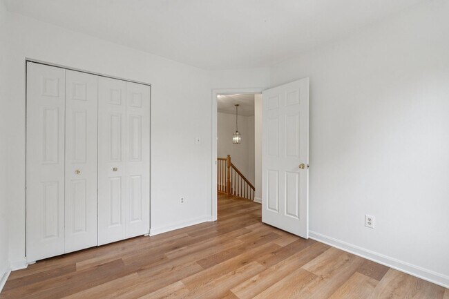 Building Photo - Great Location for schools, shopping and d...