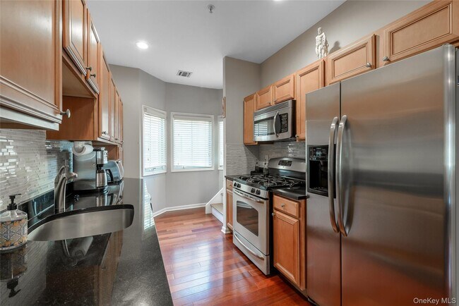 Building Photo - 330 Maple Ave