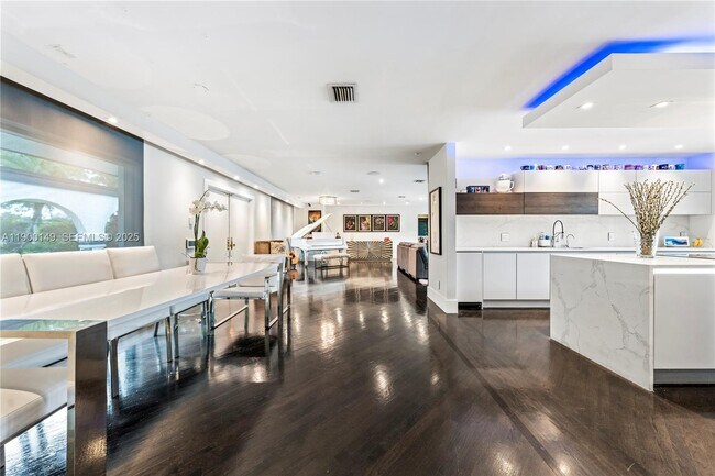 Building Photo - 5820 Palm Tree Rd