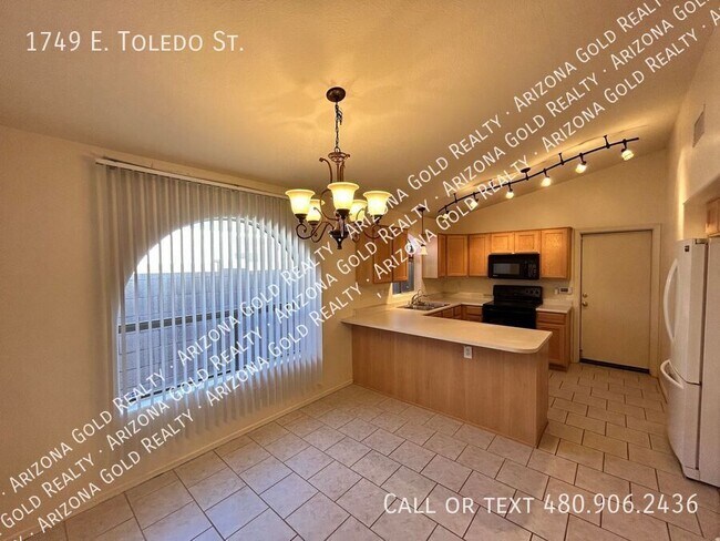 Building Photo - 1749 E Toledo St