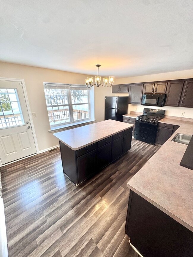 Building Photo - THREE BEDROOM TOWNHOUSE