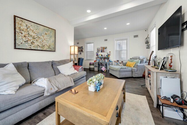 Building Photo - 632 Chase Ave