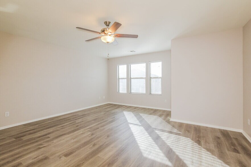 Building Photo - 4614 N 92nd Ln