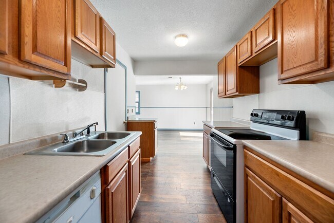 Building Photo - 2 Weeks FREE RENT! Charming 3 Bed 1 Bath In Quiet Neighborhood