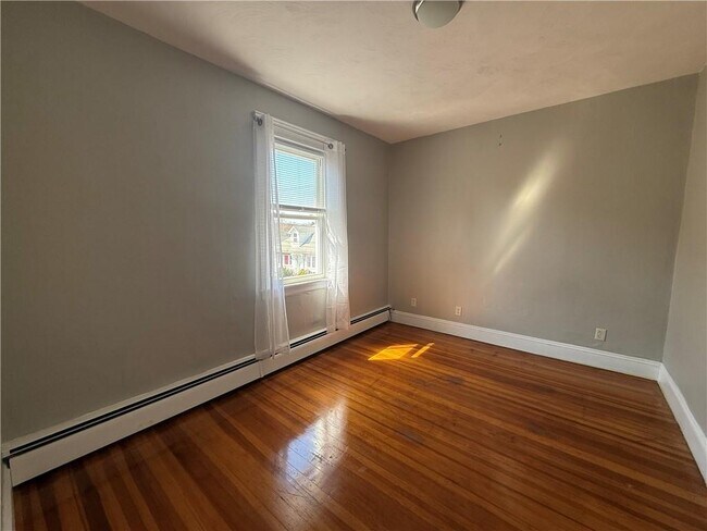 Building Photo - 10 Knight St