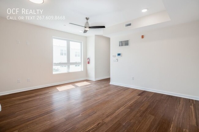 Building Photo - Large Modern Queen Village Three Bedroom /...