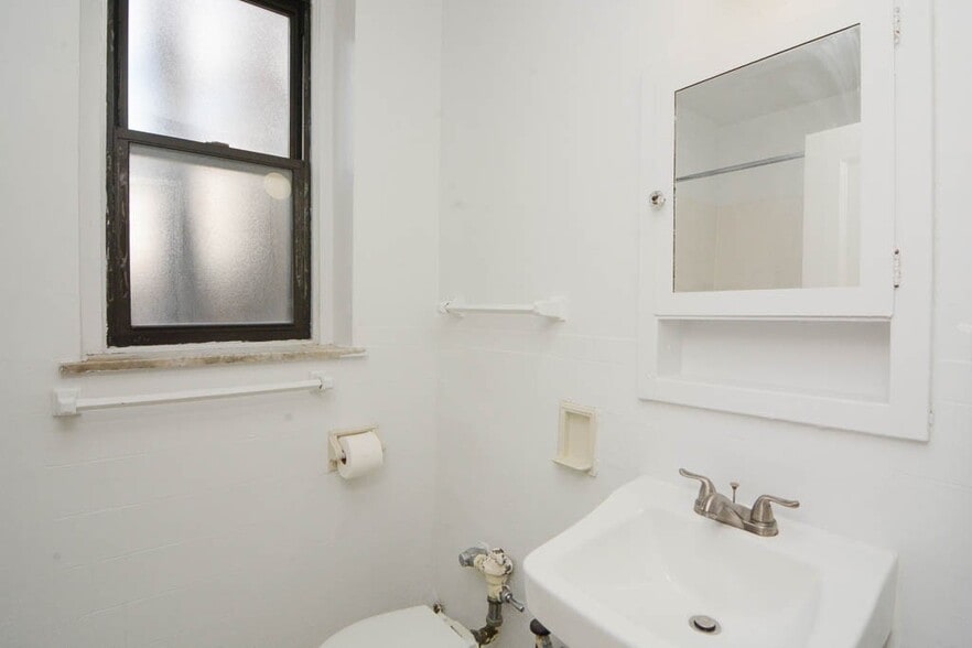 Building Photo - 3335 W Diversey Ave