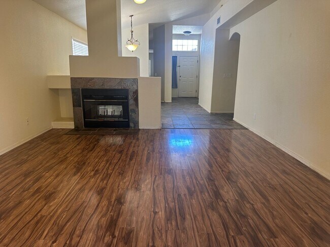 Building Photo - 3Bdrm / 2Ba  Bright & Clean near Thorneydale/Hardy