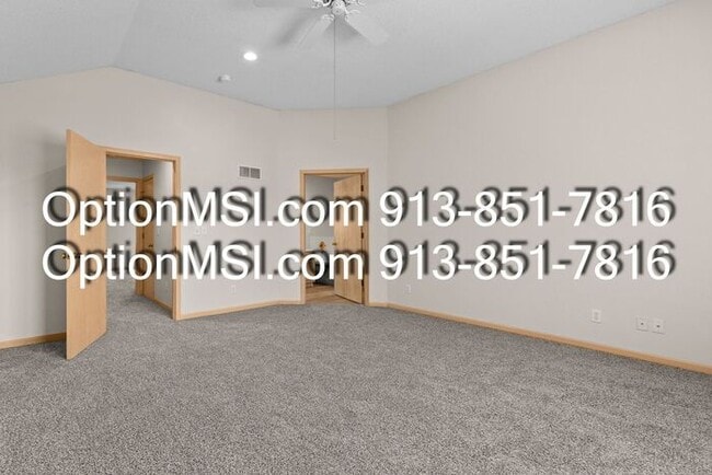 Building Photo - Well Maintained Half Duplex
