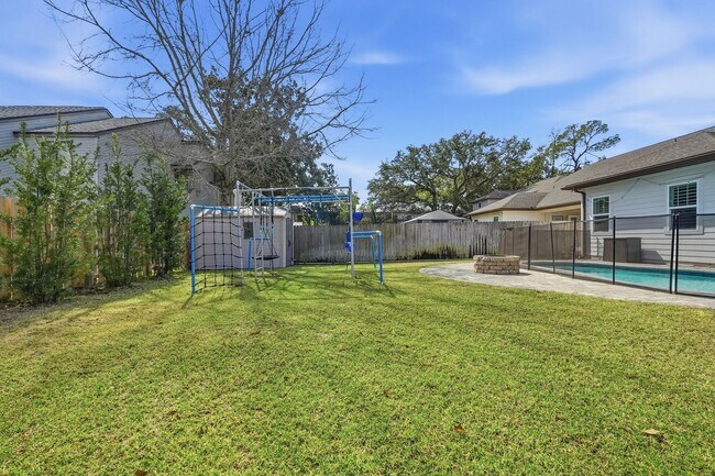 Building Photo - Stunning 4 Bedroom Home with Solar Energy & Private Pool!