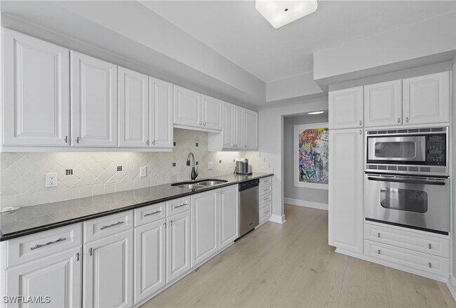 Building Photo - 7515 Pelican Bay Blvd