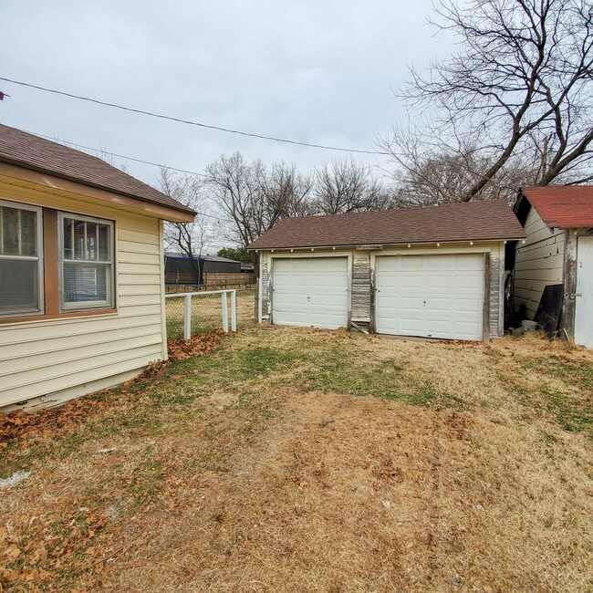 Building Photo - 3 Bedroom 1 Bath Home In Shawnee