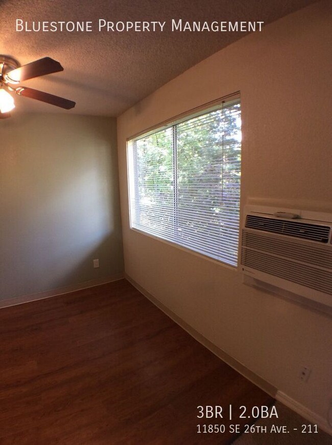 Building Photo - 2nd Floor 3 bedroom/2 bath.  Available app...