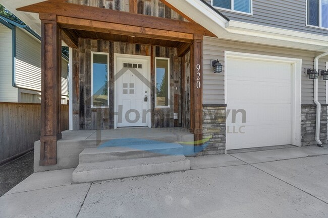 Building Photo - 3 Bedroom 3 Bathroom Home with Attached Ga...