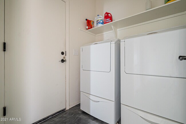 Building Photo - 2669 E Bellerive Dr
