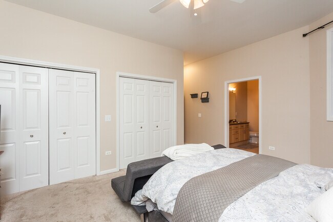 Building Photo - 4124 N Kenmore Ave