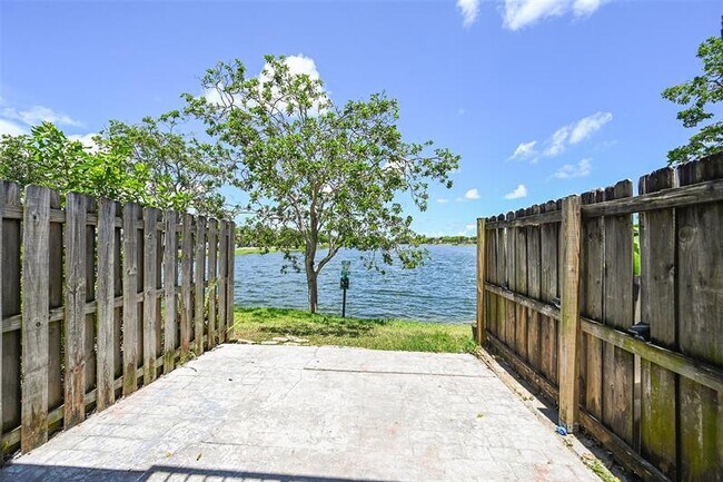 Building Photo - 4122 SW 61st Ave