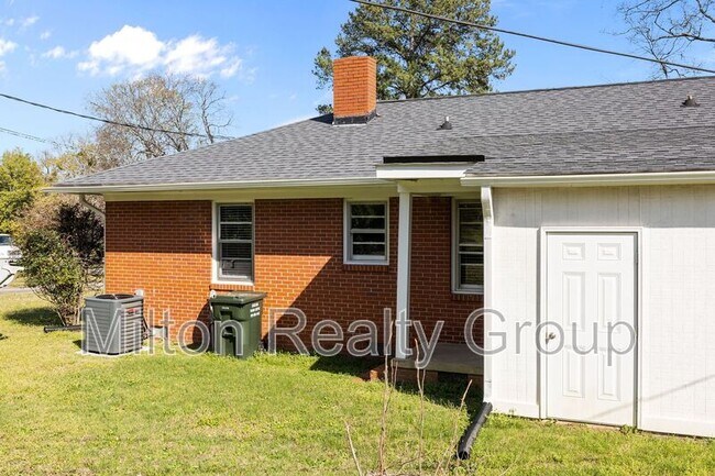 Building Photo - 1206 S 9th St