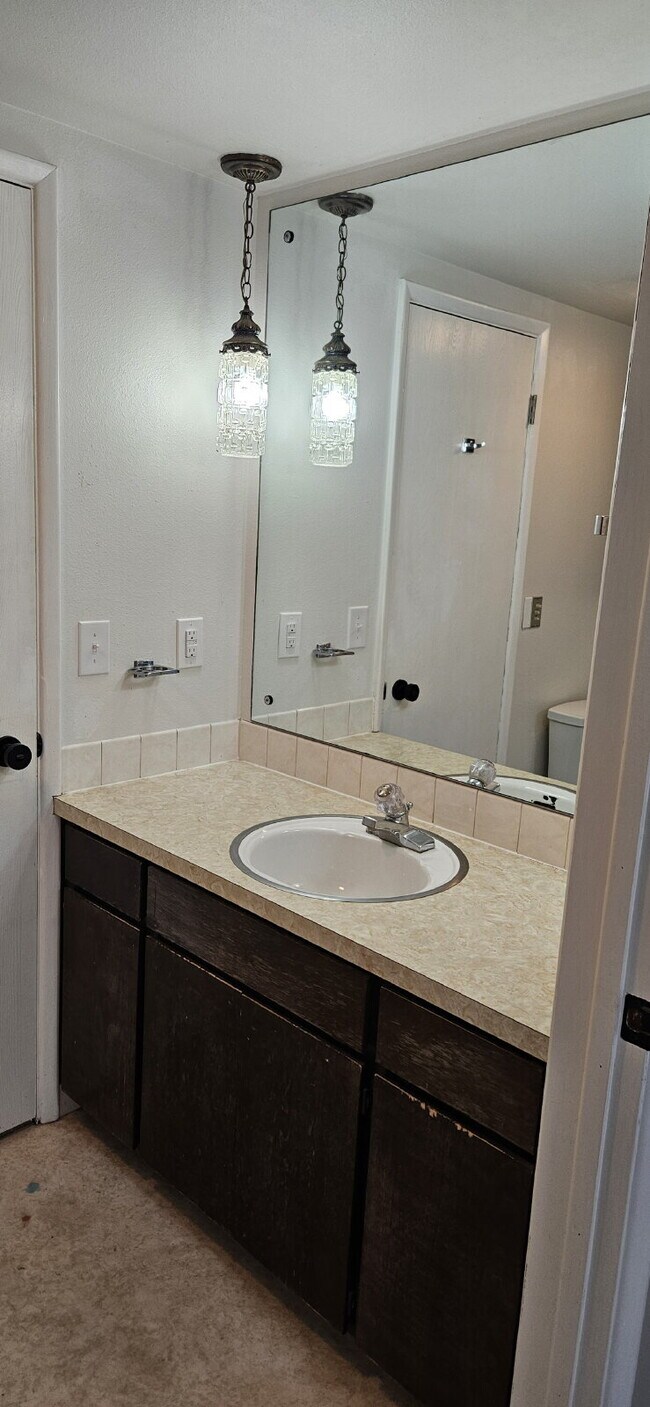 Building Photo - 2 Bed 1 Bath Daylight Basement property. P...
