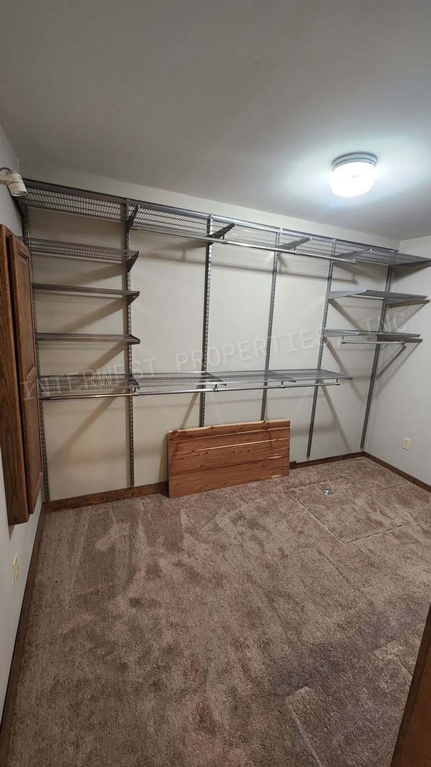 Building Photo - 3 bd 2ba Ranch Style Home with Fenced Yard, W/D in Unit, Fireplaces & 2 Car Garage!