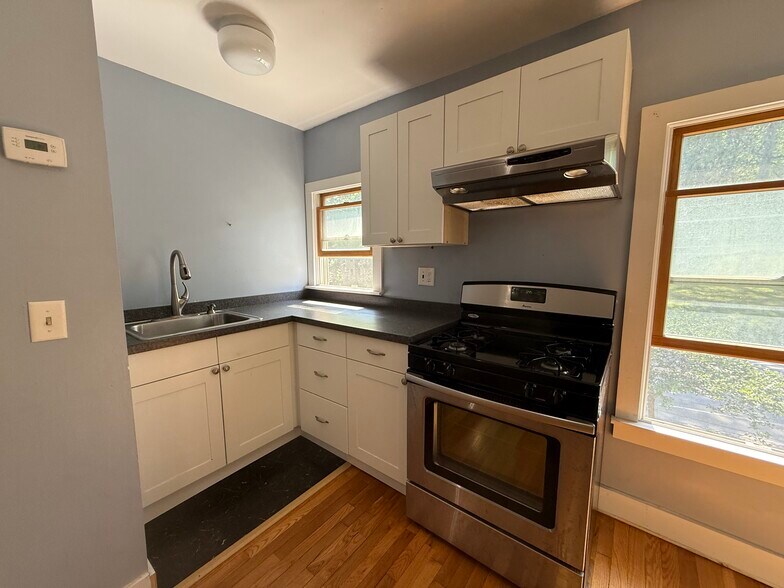 Building Photo - 403 Hector St
