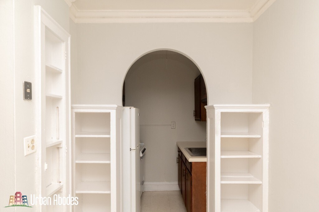 Building Photo - 533 W Roscoe St