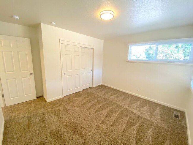 Building Photo - Like Brand New! - Single Story House in North Central Reno