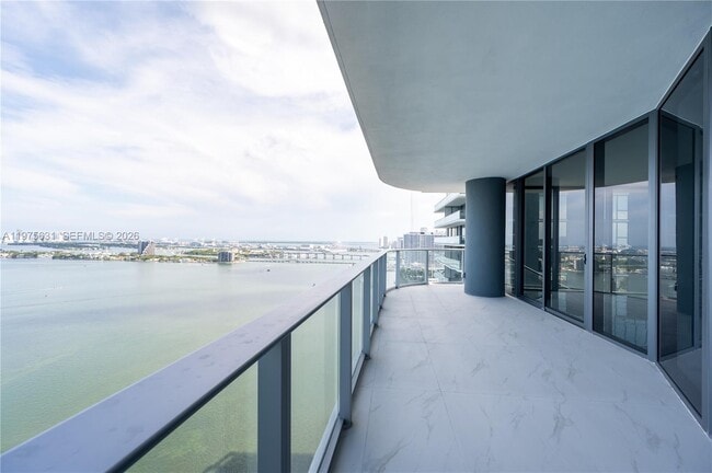 Building Photo - 700 NE 24th St