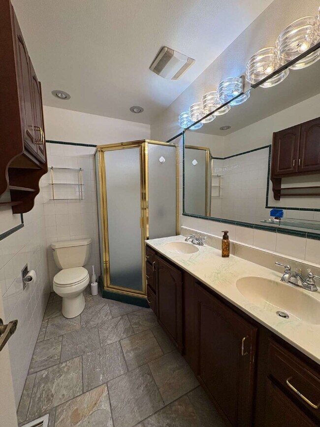 Building Photo - 5 Bedroom - Pulpit Rock