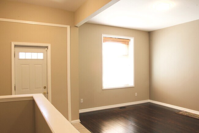 Building Photo - Beautifully Renovated 2 Bedroom 1 Bath SFD in Cherokee Arts District