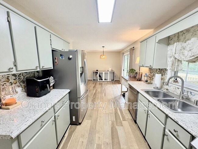 Building Photo - 415 Mayfield Dr